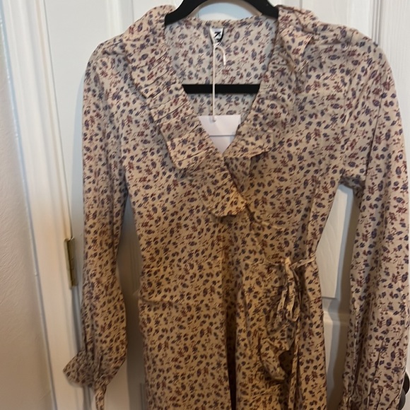 Ditzy Floral Wrap Dress NWT - Picture 2 of 4